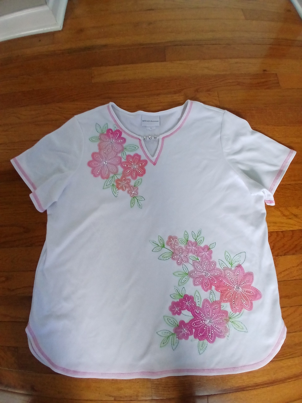 White Embroidered Floral V-Neck Top with Pink Trim ALFRED Dunner.